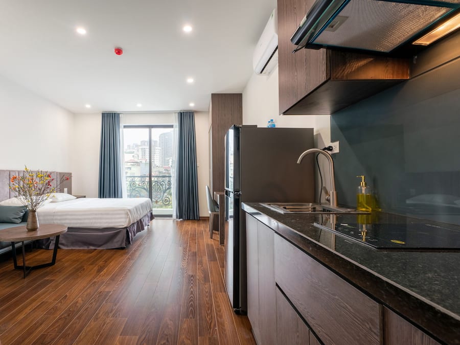 Lake View Apartment | Premium bedding, individually furnished, desk, laptop workspace