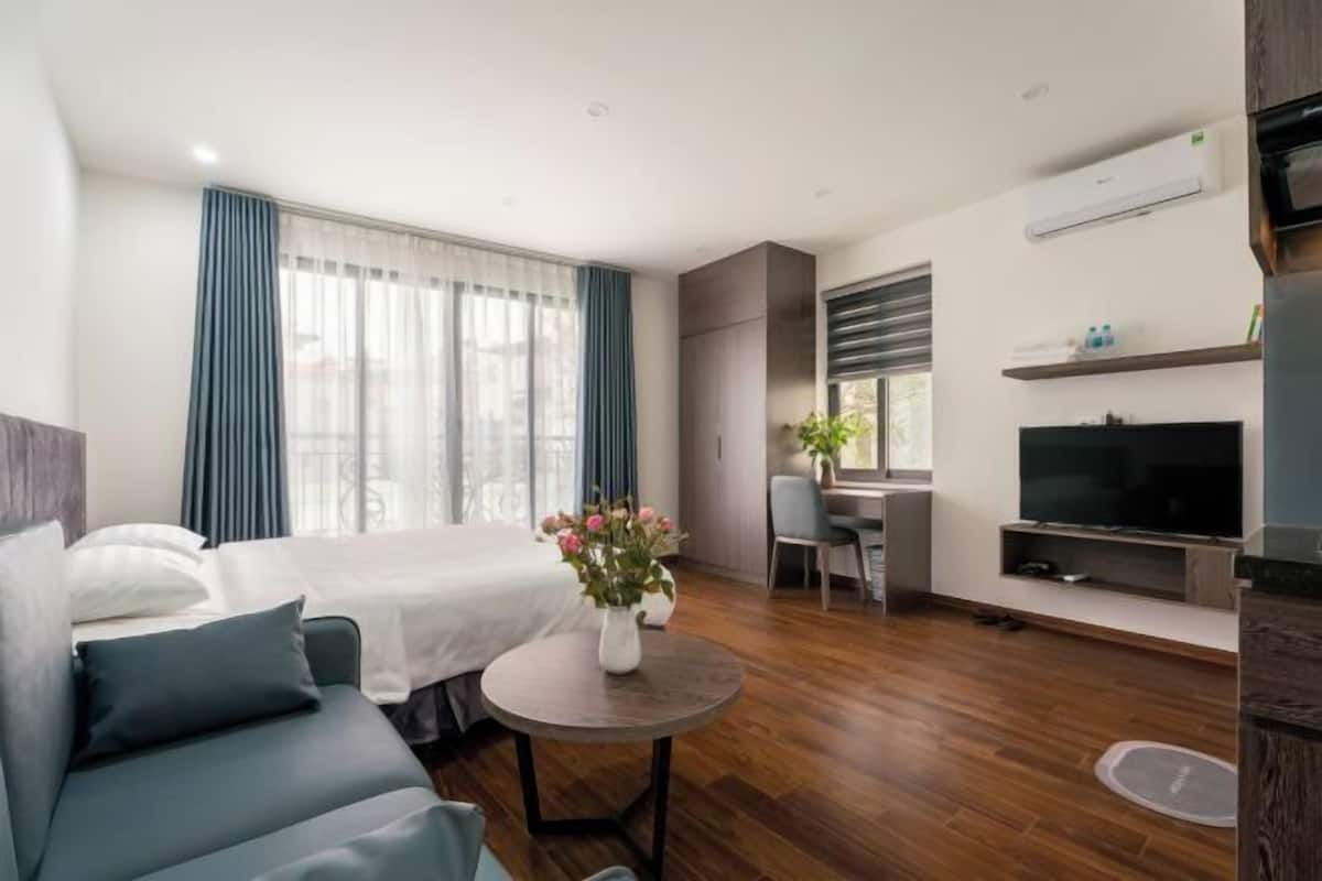 1 bedroom, premium bedding, individually furnished, desk