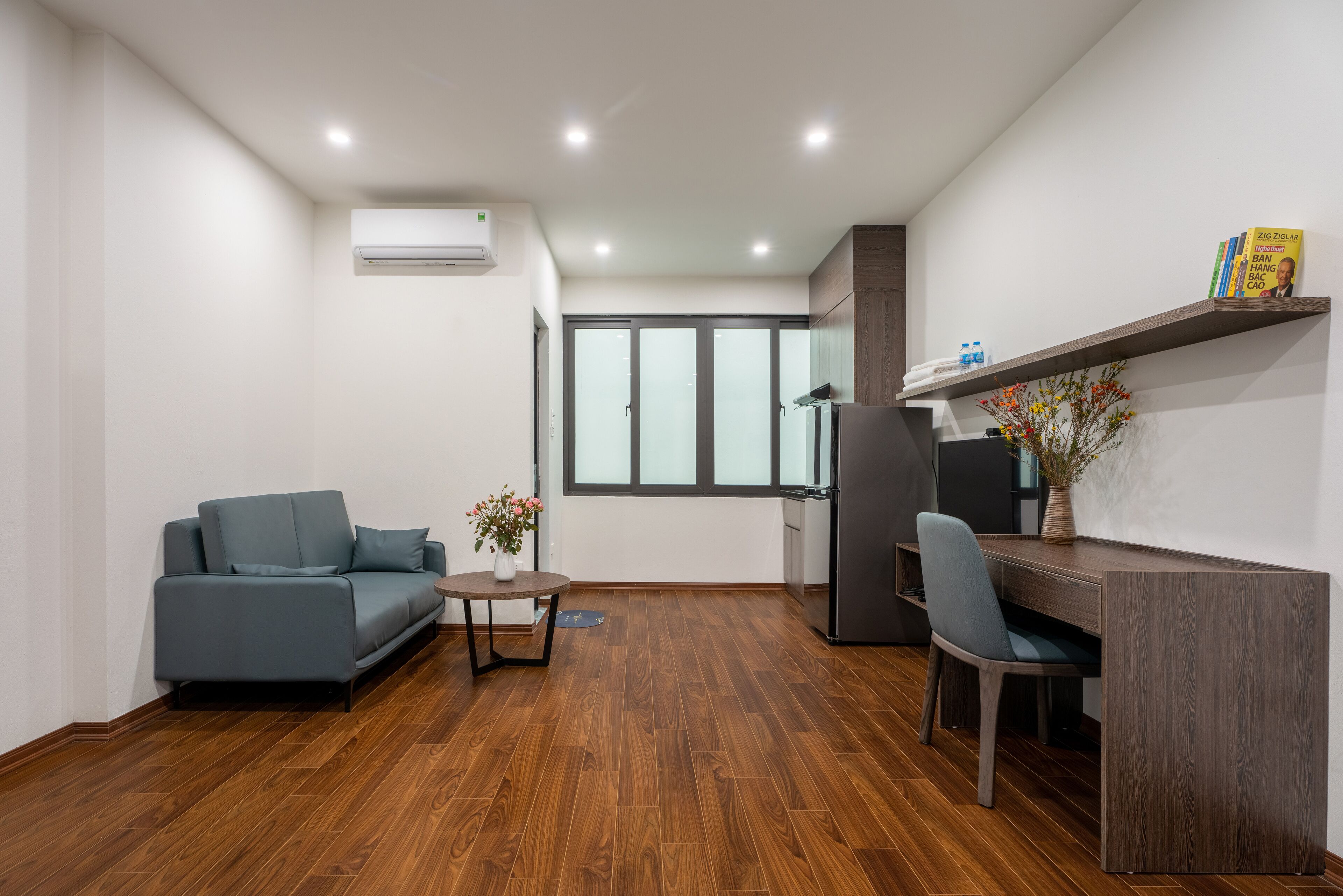 Ropa de cama de alta calidad, muebles diferentes y escritorio 