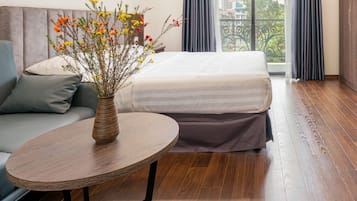 Apartamento, vistas al lago | Ropa de cama de alta calidad, mobiliario individual, escritorio