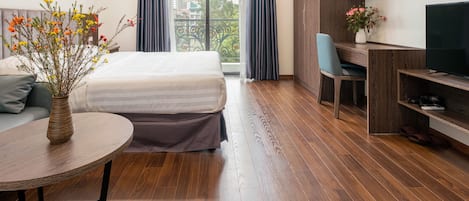 Lake View Apartment | Premium bedding, individually furnished, desk, laptop workspace