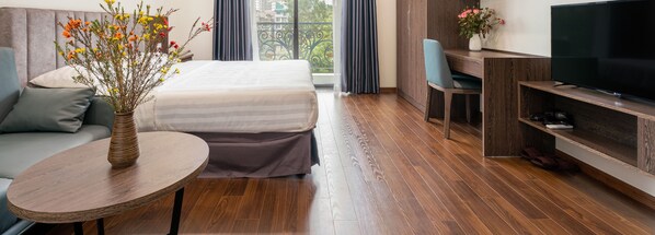 Lake View Apartment | Premium bedding, individually furnished, desk, laptop workspace