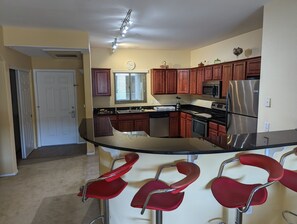 Micro-ondes, four, plaque de cuisson, lave-vaisselle