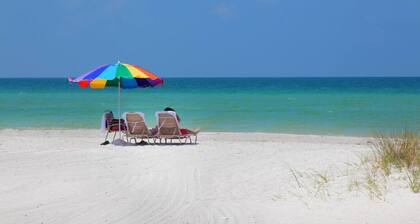 Treehouse WALK to Beach Siesta Key! Lake & Pool