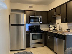 Design Apartment | Private kitchen | Full-size fridge, microwave, oven, stovetop - Paragon Apartments (Dallas)