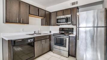 家庭公寓 | 私人廚房 | 大型冰箱、微波爐、烤箱、爐台