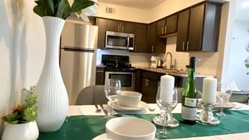 時尚公寓 | 私人廚房 | 大型冰箱、微波爐、烤箱、爐台