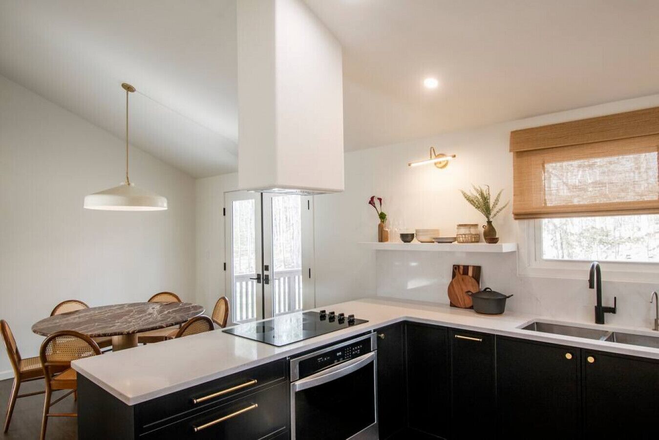 Kylskåp, ugn, spishäll och diskmaskin