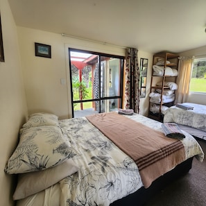 2 bedrooms, travel crib, bed sheets - Secluded relaxing beach escape (Auckland)