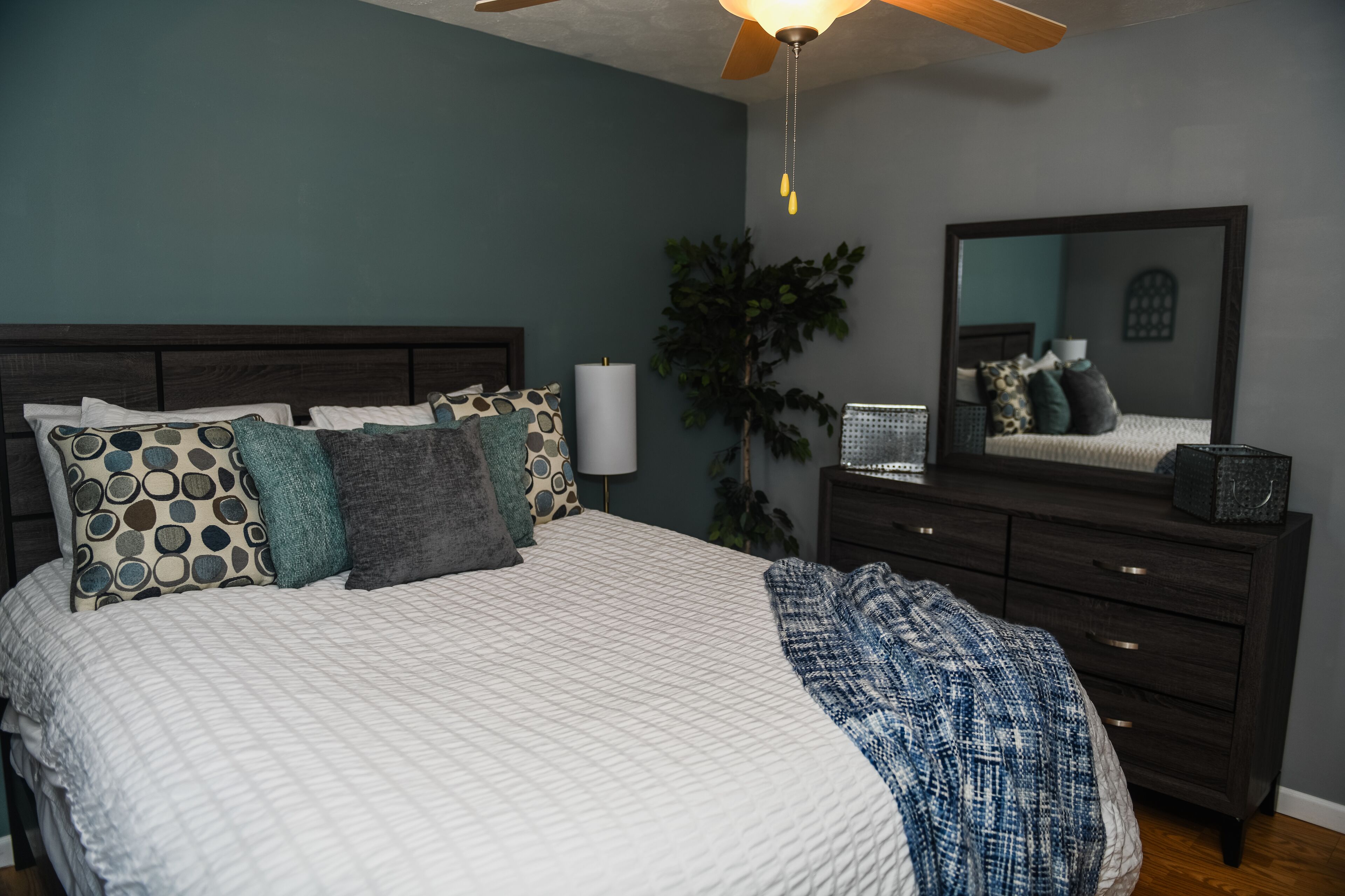 4 bedrooms, iron/ironing board, WiFi, bed sheets