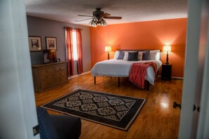 4 bedrooms, iron/ironing board, WiFi, bed sheets - 5 Star! Direct Access to Brimstone Recreation Pet Friendly Game Room (Huntsville)