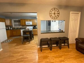 Fridge, microwave, oven, stovetop - 5 Star! Direct Access to Brimstone Recreation Pet Friendly Game Room (Huntsville)