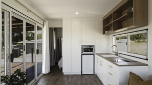 Een koelkast, een microgolfoven, een kookplaat, een waterkoker