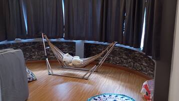 Apartemen Premium, 2 kamar tidur, pemandangan danau (Snoopy Theme 3) | Wi-Fi gratis dan seprai linen