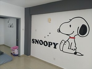 Studiosvit för familj (Snoopy Theme 2) | Vardagsrum | LCD-tv och en tv-spelskonsol