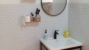 Apartemen Premium, 2 kamar tidur, pemandangan danau (Snoopy Theme 3) | Kamar mandi | Handuk