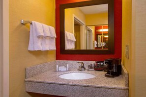 Combined shower/bathtub, hair dryer, towels - Indulge in Home-Like Comfort! 2 Comfortable Units, Free Parking, Onsite Pool (Durham)
