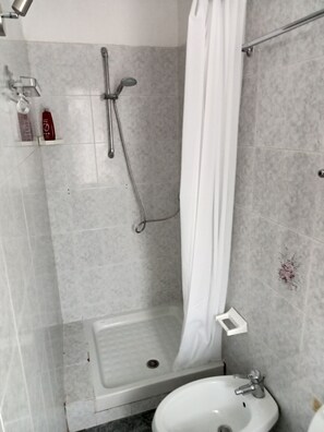 Dusche, Haartrockner, Bidet, Handtücher