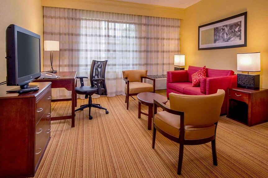 Experience Soothing Moments! Free Parking, Onsite Pool, Pet-friendly Property - Durham, NC
