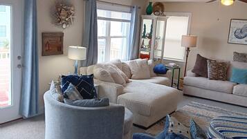 Télévision, lecteur de DVD, livres