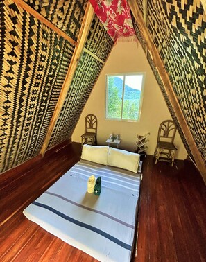 Ropa de cama hipoalergénica y caja de seguridad en la habitación 