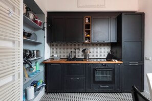 Frigorifero, microonde, forno, piano cottura