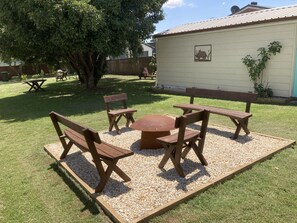 Outdoor dining - “Joy” cottage 10km from the Hunter Valley wineries, close to everything. (Cessnock)