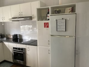 冷蔵庫、電子レンジ、オーブン、コンロ