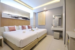 Habitación triple Deluxe | Ropa de cama de alta calidad, edredones de plumas, caja fuerte