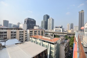 Eine Skyline mit Wolkenkratzern, einer Brücke und einem Gebäude mit Satellitenschüsseln.