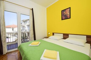 5 عدّة غرف نوم وخدمة الإنترنت وملاءات أسرّة