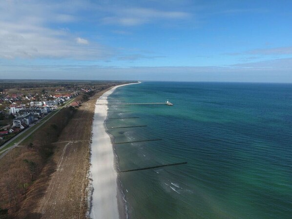 Nær stranden og solsenger