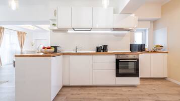 Kühlschrank, Mikrowelle, Ofen, Herdplatte