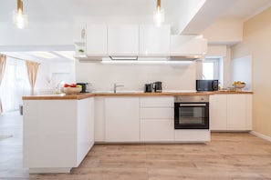 Frigorífico, microondas, horno y placa de cocina