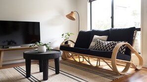 Smart TV, books - Byron Bay Holiday Homes - Combi's Cove, Beachside Oasis (Suffolk Park)