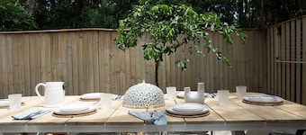 Byron Bay Holiday Homes - Combi's Cove, Beachside Oasis