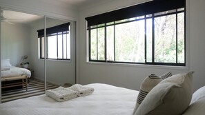 3 bedrooms, desk, iron/ironing board, free WiFi - Byron Bay Holiday Homes - Combi's Cove, Beachside Oasis (Suffolk Park)