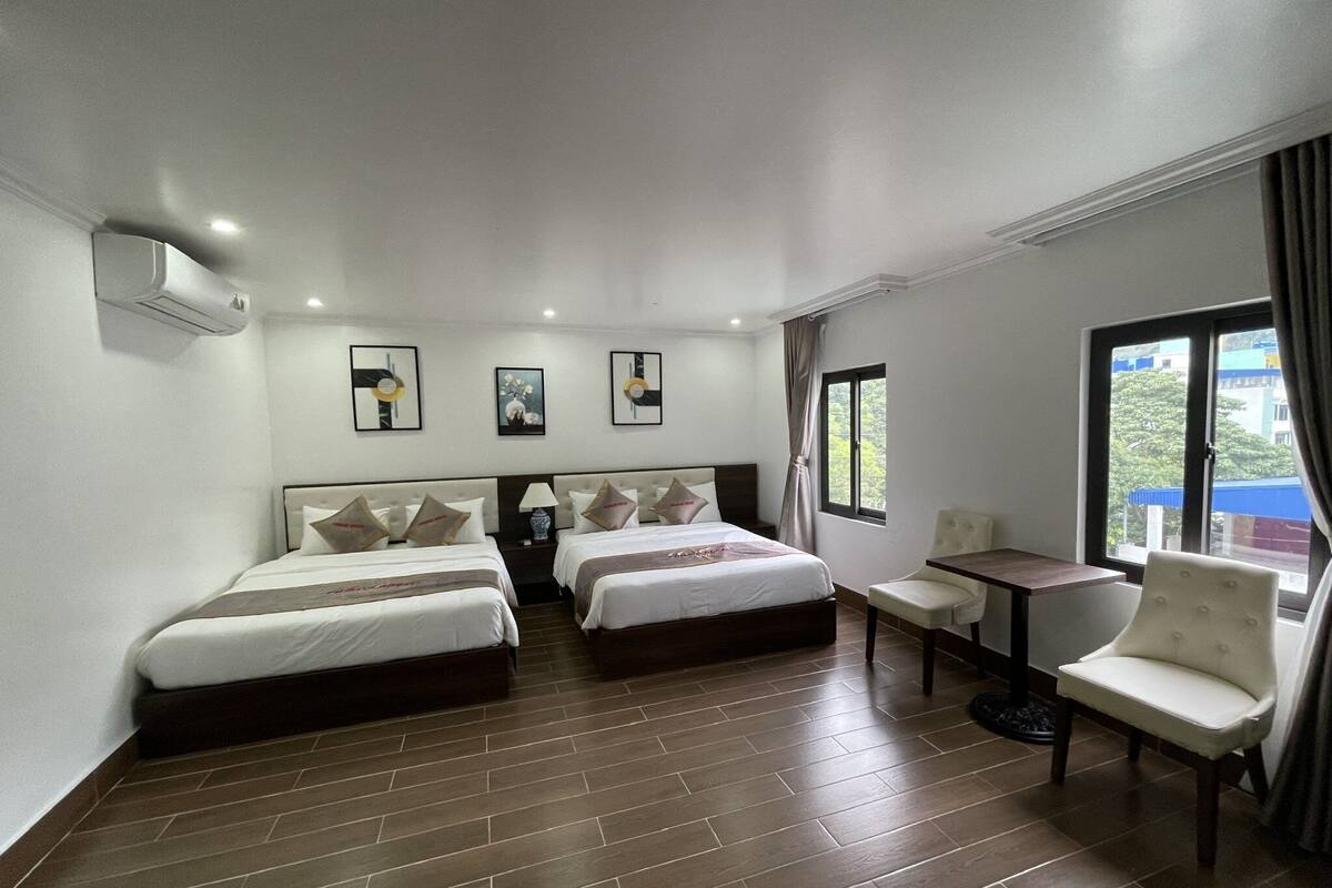 Habitación cuádruple Deluxe | Sábanas de algodón egipcio y ropa de cama de alta calidad