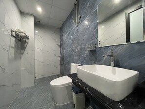 Shower, hydromassage showerhead, designer toiletries, hair dryer - Pamela Angel - Hotel Elite (Hai Phong)