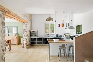 Kjøleskap, mikrobølgeovn, ovn og oppvaskmaskin