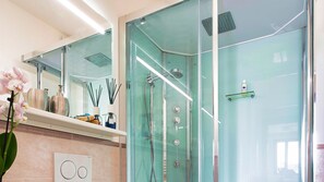 Doccia, asciugacapelli, bidet, asciugamani