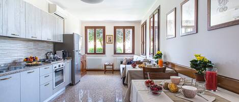 Frigorífico, microondas, horno y placa de cocina