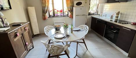 Réfrigérateur, micro-ondes, four, plaque de cuisson