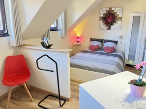 1 habitación, tabla de planchar con plancha y cuna de viaje 