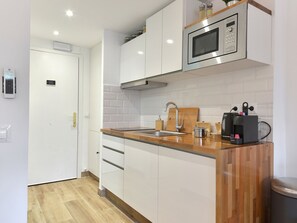 Kühlschrank, Mikrowelle, Wasserkocher mit Kaffee-/Teezubehör, Toaster