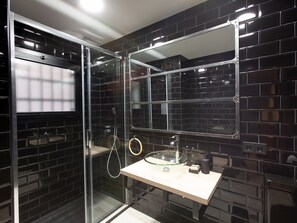 バスアメニティ (無料)、ヘアドライヤー、タオル