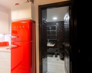 Fridge, microwave, oven, coffee/tea maker