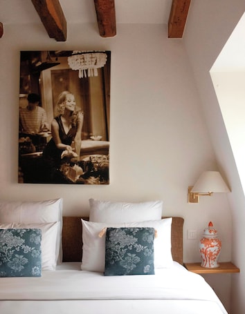 Tabla de planchar con plancha, wifi gratis y ropa de cama