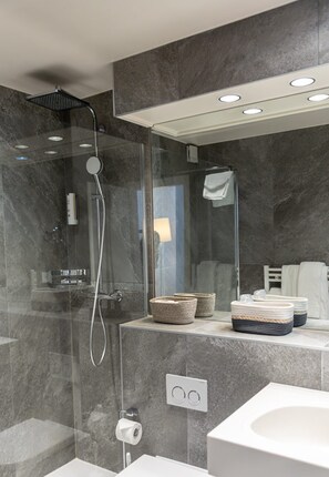 Superior Double Room, Lake View | Bathroom - Hôtel de la Rouvenaz (Montreux)