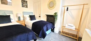 2 bedrooms, WiFi, bed sheets - 2 Bed Holiday Home with on-street parking and river walks (York)